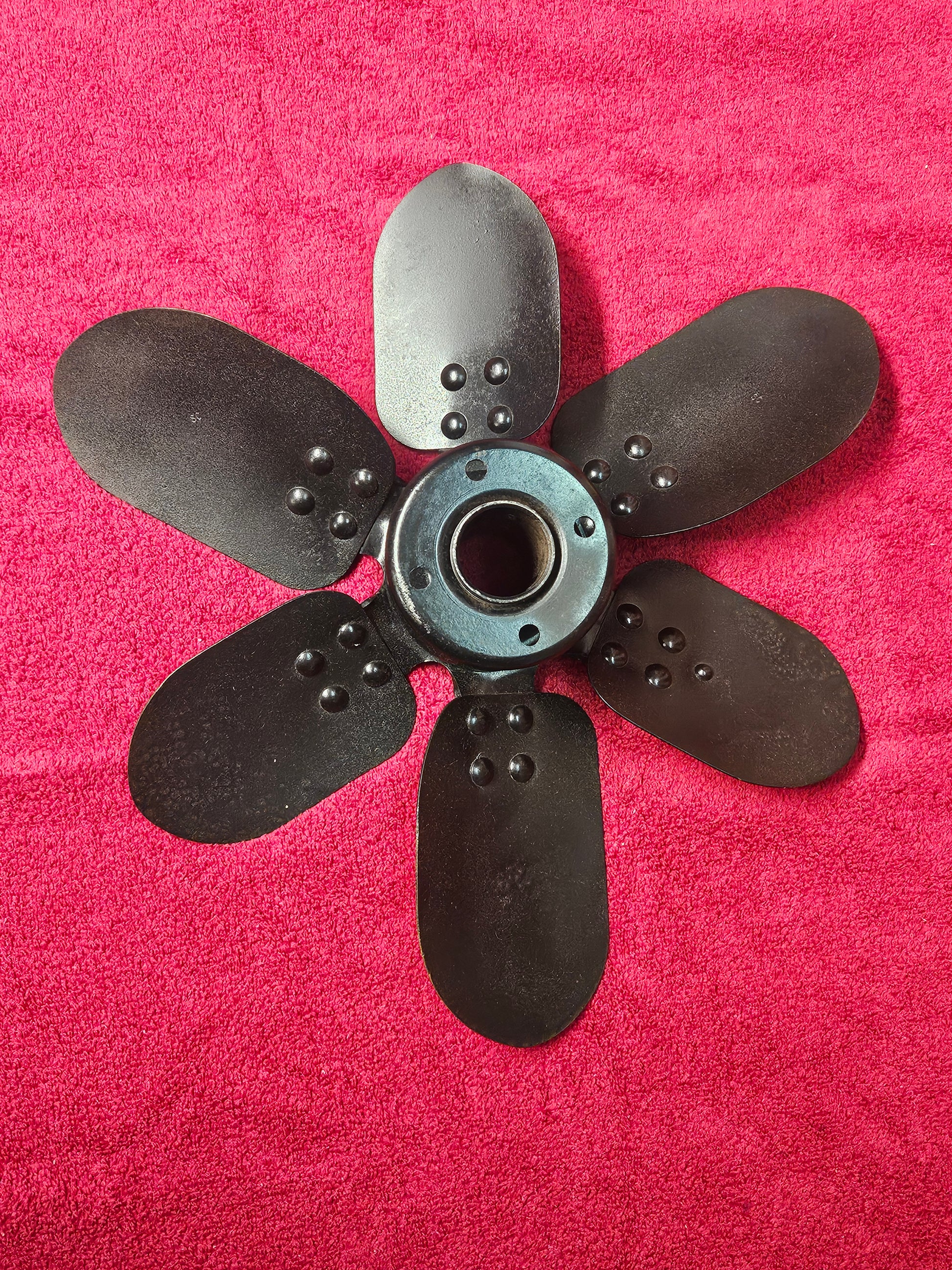 Ford 91A-8600 6 blade fan hub detail