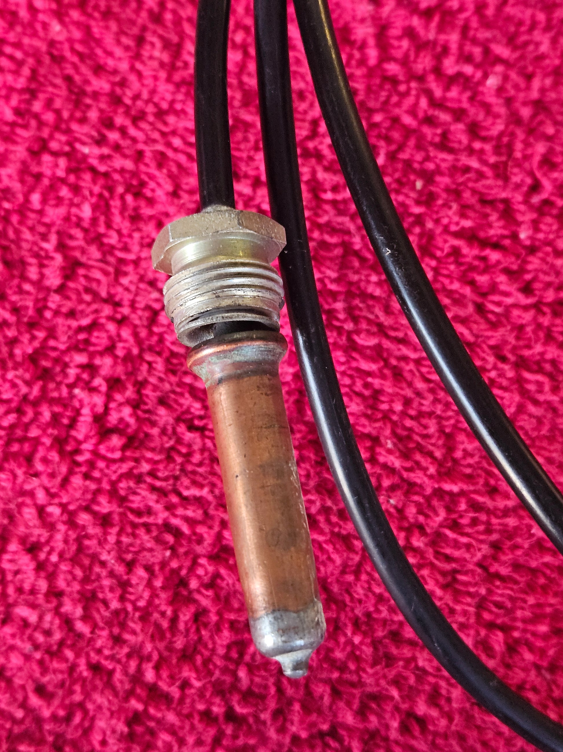 Brass sensing bulb and threaded fitting on the capillary line