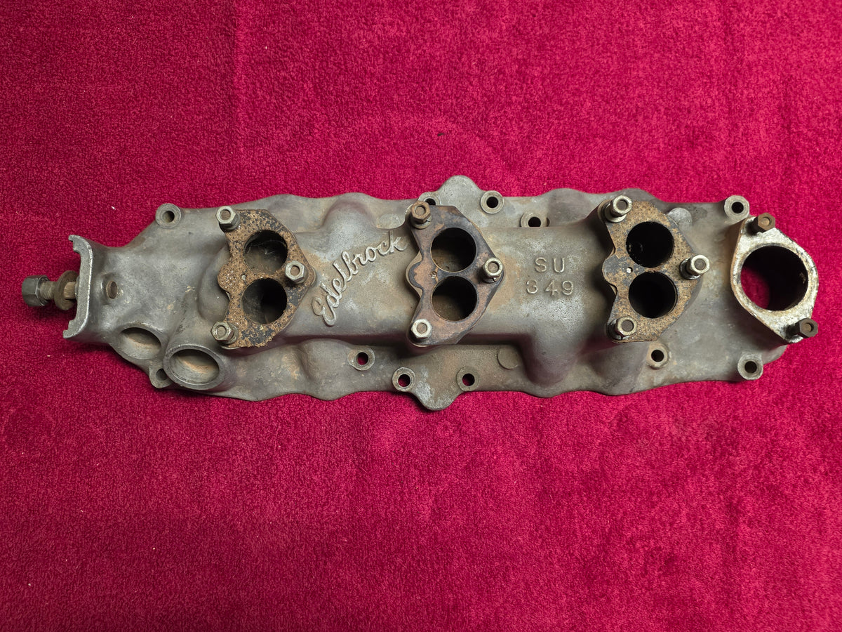 Edelbrock SU-349 three-deuce intake, angle view